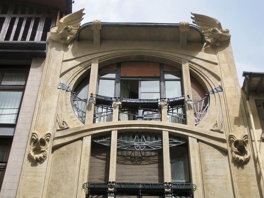 пример решения круглого окна в модерн стиле