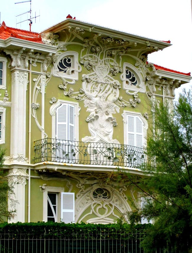 роскошная лепнина на фасаде дома в стиле модерн