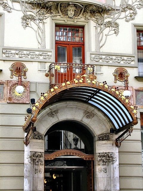 отличный пример организации входной группы в стиле модерн