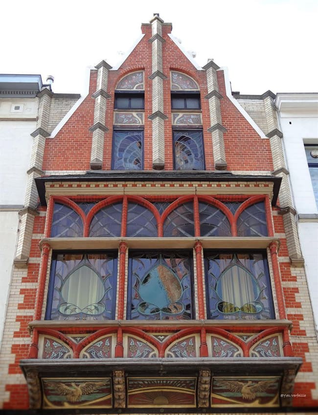 фрагмент фасада здания из красного кирпича