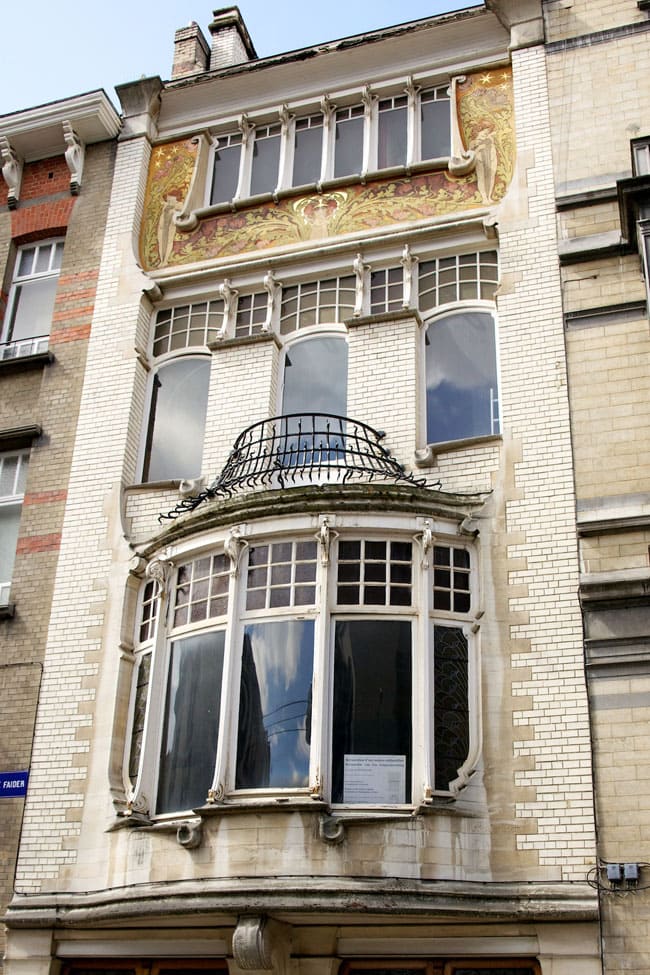 фасад здания с эркером