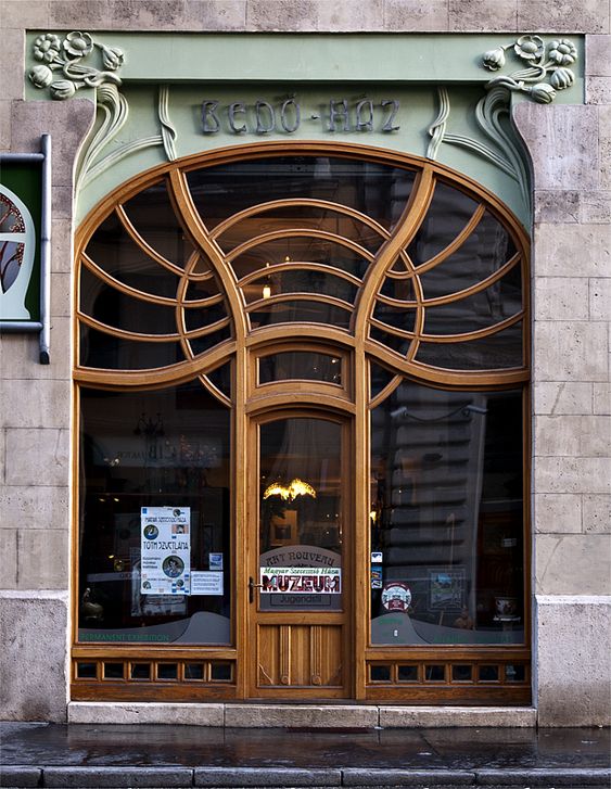 архитектурные решения оконных и дверных переплетов в проектах зданий эпохи модерна всегда поражают воображение зрителя красотой своих линий и гармонией пропорций