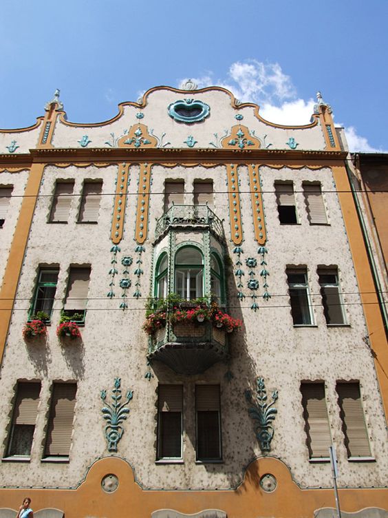 дизайн фасадов этого здания эпохи модерн всегда привлекает своими необычными архитектурными решениями пилястр и оконных откосов