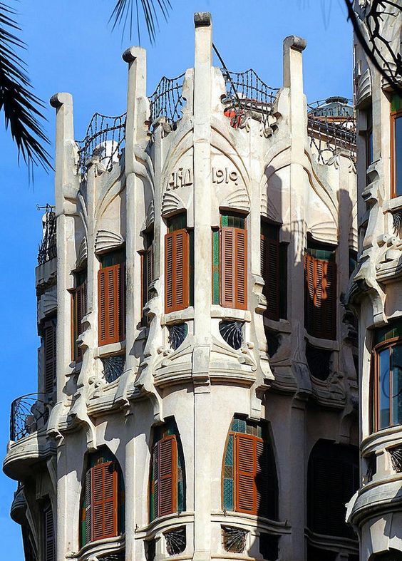 узнаваемый стиль испанского модерна, здесь архитектор в своем проекте на этой части фасада здания сделал акцент на контрфорсах
