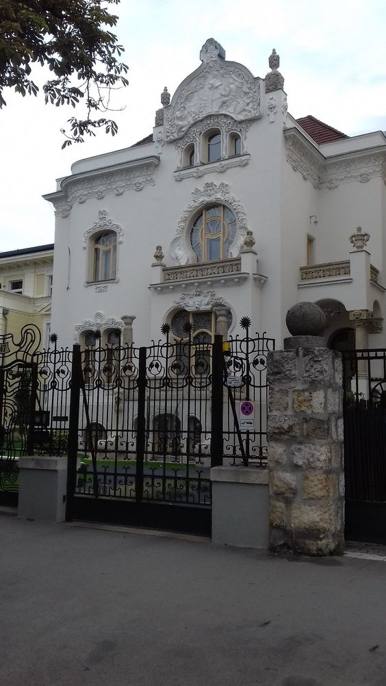 дизайн фасадов этого роскошного особняка привлекает своими тонкими и изящными решениями венчающего карниза и оконных сандриков