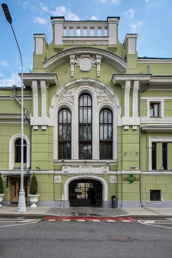 рустованный зеленый штукатурный фасад в стиле ар-нуво