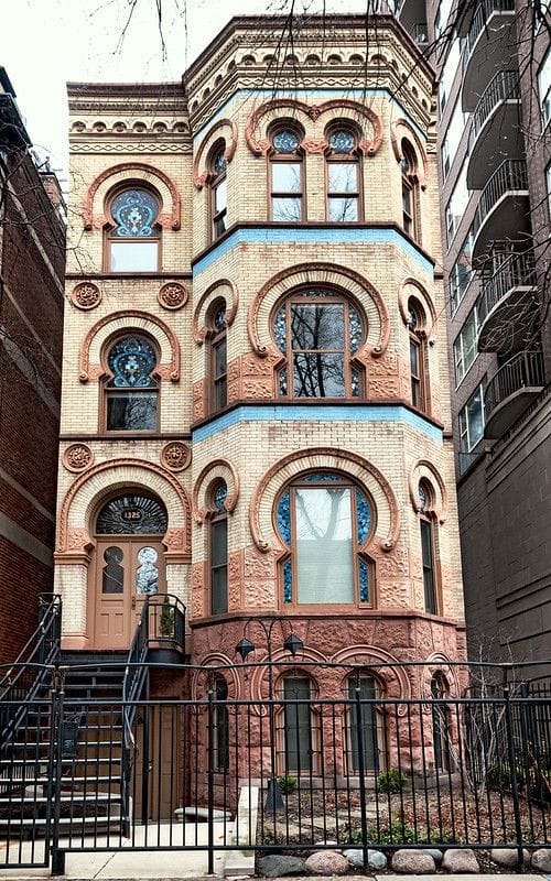 бежевый фасад в стиле ар-нуво кирпичного здания