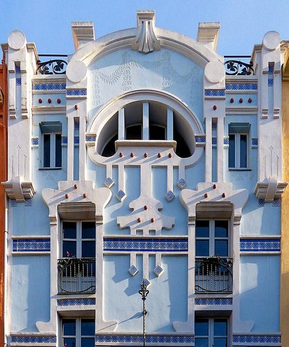 здание в стиле ар-нуво с оштукатуренным фасадом голубого цвета