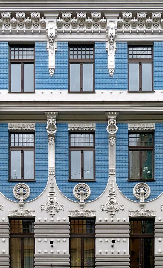 фрагмент голубого кирпичного фасада стиля модерн