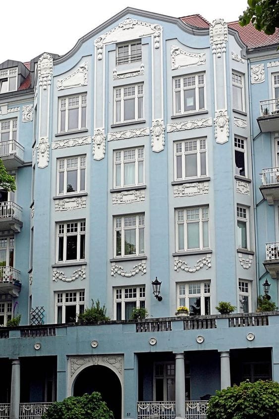 фото оштукатуренного фасада здания голубого цвета с белыми окнами