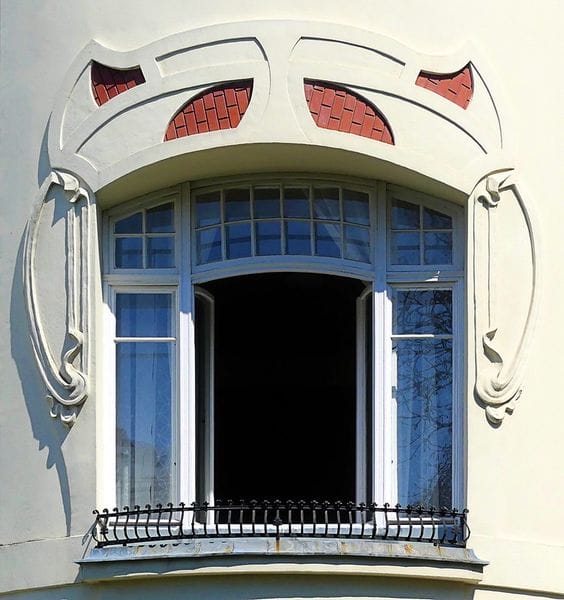 штукатурный белый фасад модерн с кирпичными вставками над окном