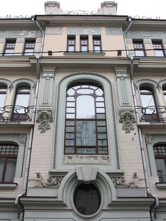 фасад здания в стиле модерн из бежевого кирпича со штукатуркой