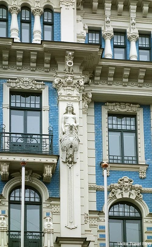 голубой красивый кирпичный фасад здания эпохи модерна