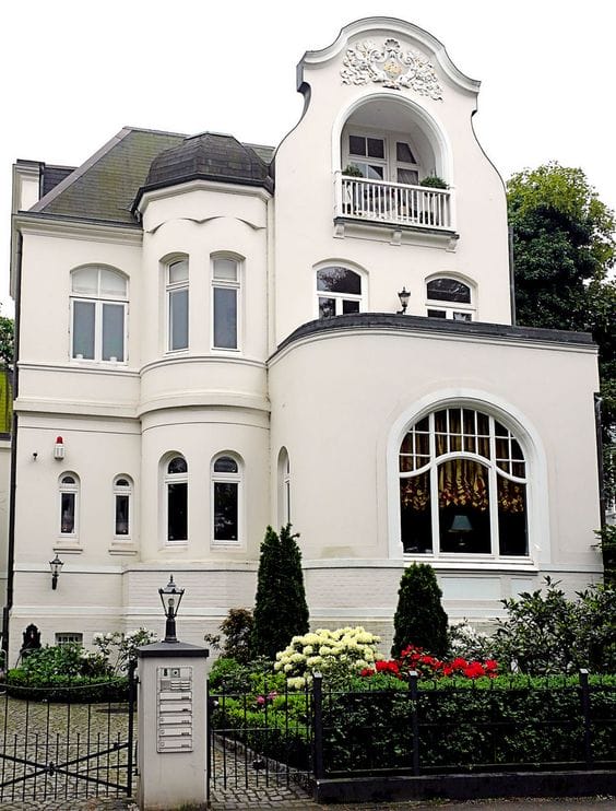 пример пластичности штукатурных фасадов стиля модерн - фото загородного дома