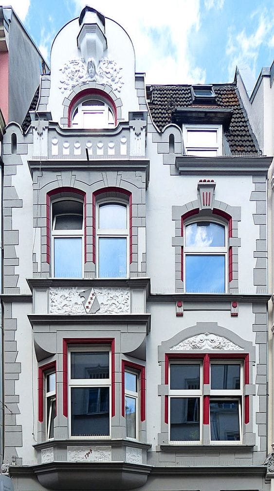 штукатурный белый фасад с серыми рустами в стиле ар-нуво