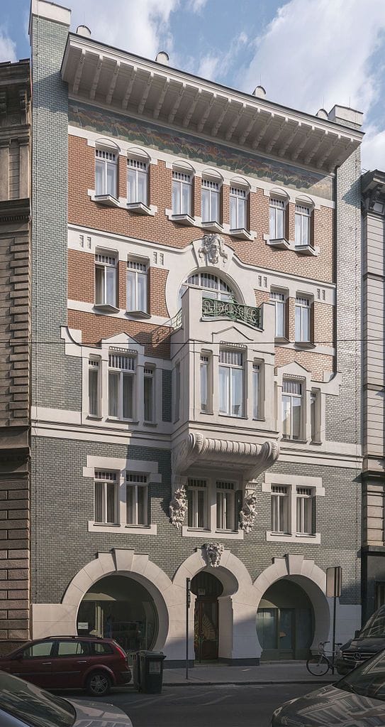 фасад дома в стиле ар-нуво из серого и красного кирпича