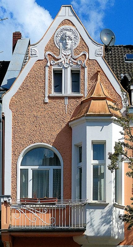 фото примера здания стиля ар-нуво с применением крупнозернистой штукатурки