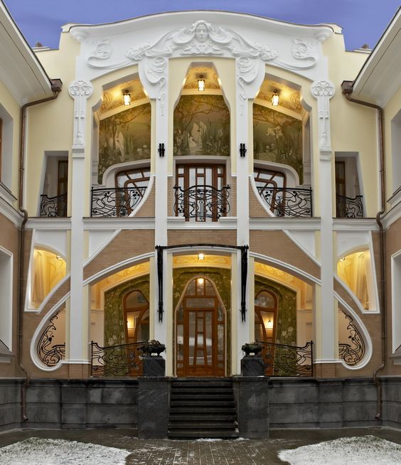 бежевый комбинированный штукатурный фасад двухэтажного особняка в архитектурном стиле модерн