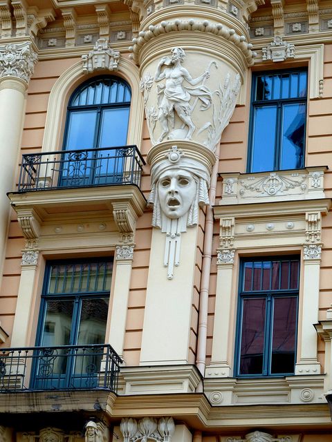 фото роскошного особняка эпохи модерна - русты, маски, барельефы, ковка с растительными мотивами - элементы, которые также харакетрны для стиля ар-нуво