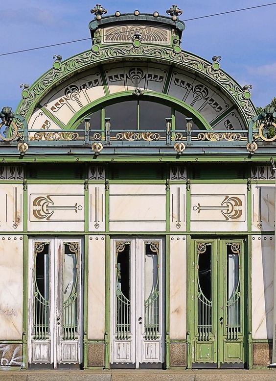 фото небольшого одноэтажного павильона бежевого цвета с зеленым декором стиля модерн