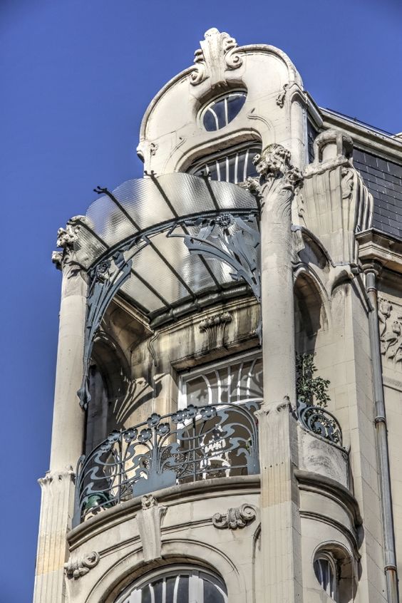 пример дизайна роскошного кованого навеса над балконом в стиле ар-нуво