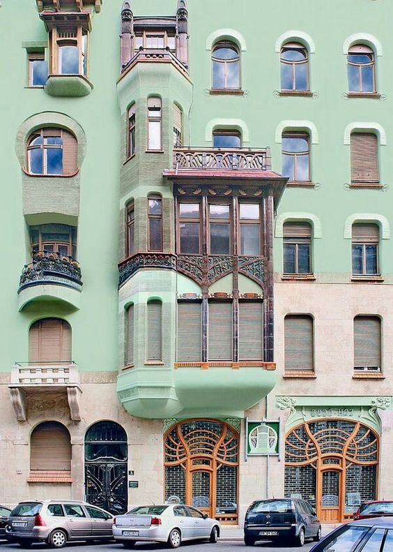 дом в стиле ар-нуво по необычному проекту - эклектичные приемы архитектора при расположения по фасаду окон, балконов, эркеров