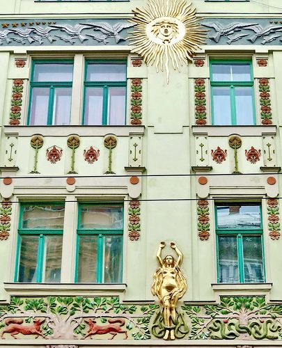 растительный и животный орнамент на фасаде здания в стиле модерн, по архитектурному проектному замыслу - золотой барельеф на фоне светло-зеленых стен добавляет зданию свежести