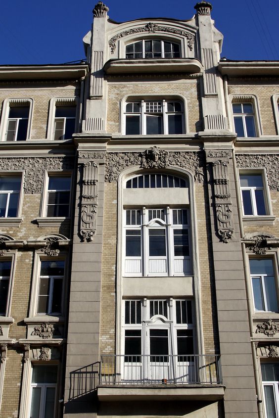 фото особняка из бежевого кирпича, построенного по архитектурному проекту эпохи господства стиля модерн