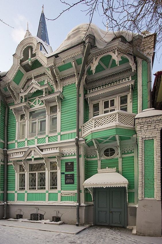 пример реализации проекта в стиле модерн в дереве с ажурным резным убранством фасада