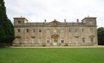 отделка классического симметричного фасада натуральным камнем