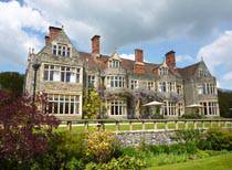 роскошный английский особняк с симметричным каменным фасадом