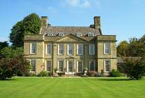 отделка классического симметричного фасада натуральным камнем