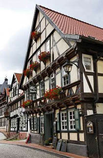 красивый трехэтажный коттедж с комбинированной отделкой - штукатурка и дерево