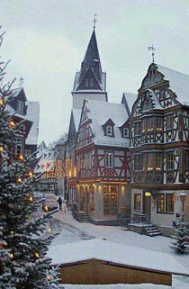 зимний вид на городскую застройку домами фахверк