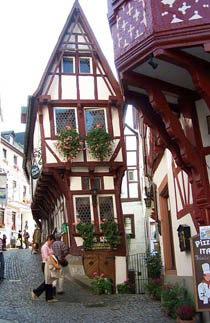 пример фасада углового узкого трехэтажного дома с уступами