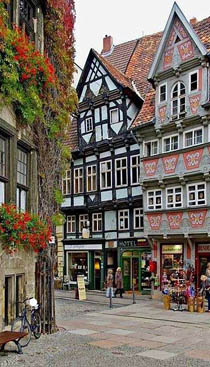 красивая городская застройка домами стиля фахверк