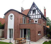 пример кирпичного частного дома в стиле фахверк