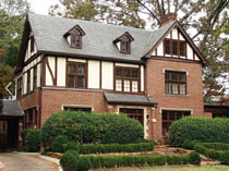 фото красивого фасада небольшого кирпичного дома