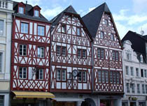 фото городской блокированной застройки домами фахверк стиля