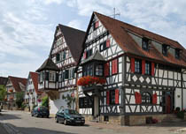 пример стильного решения фасадов фахверкового дома