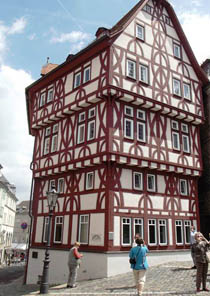 фото фасада с навесающими этажами