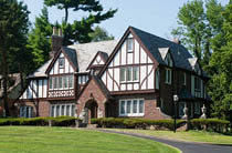 архитектурное решение кирпичного фасада дома в стиле фахверк