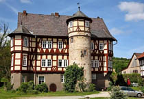 архитектурное решение дома с башней с фасадными элементами стиля фахверк