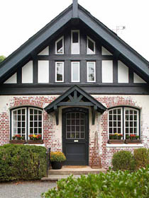 входная группа небольшого частного дома в стиле фахверк