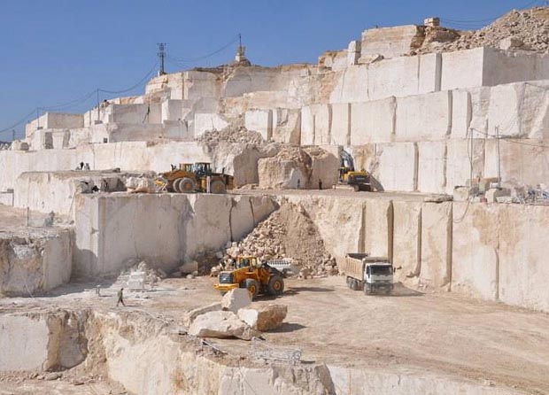 добыча травертина в карьере