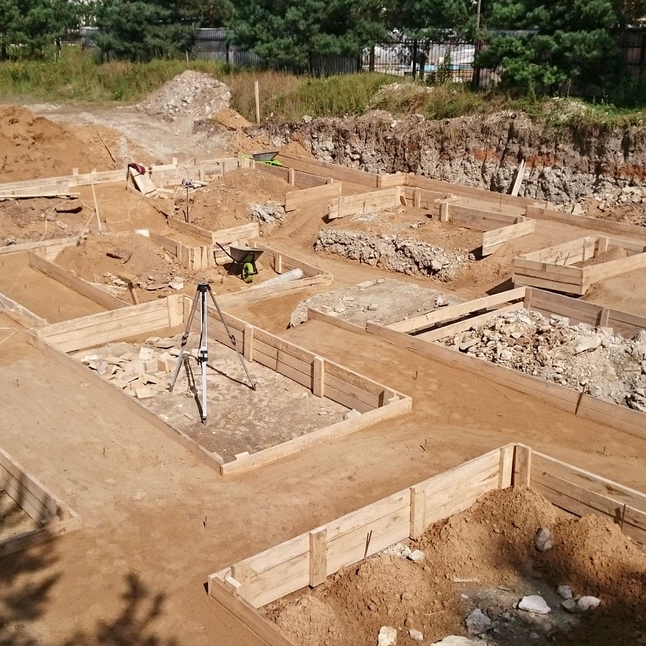Этап возведения фундамента частного жилого дома