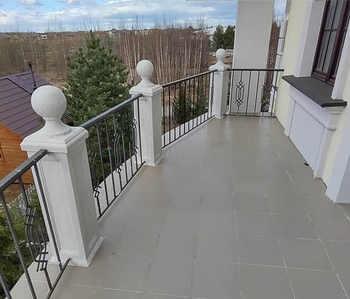 фотография балкона дома до отделки