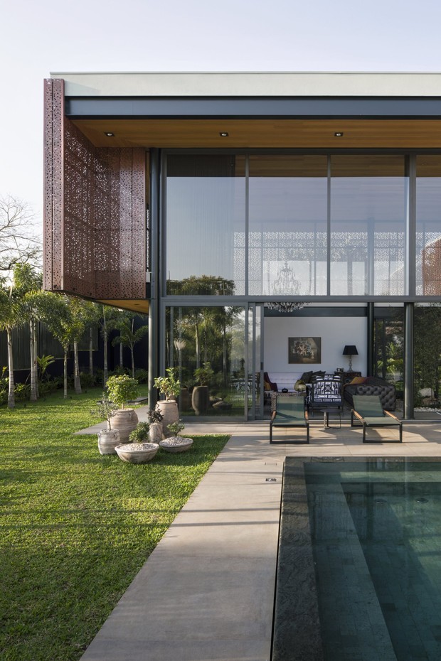 Вид на главный фасад со стороны бассейна