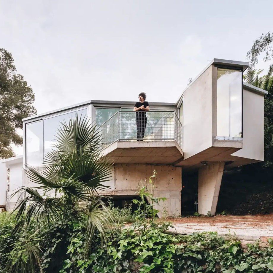 Дом PB16: интересное архитектурное решение над испанским оврагом, выполненное студией Especie Arquitectura.