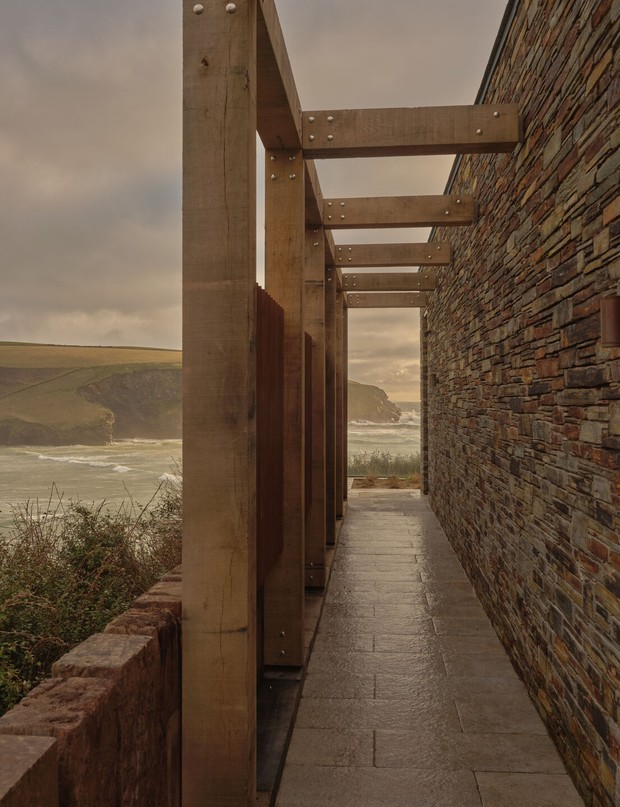 Уютный переход вдоль бокового фасада дома с роскошным видом на побережье